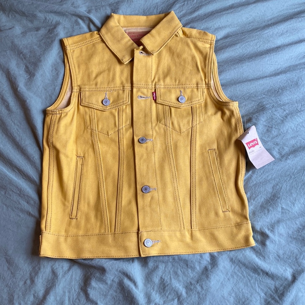 NWT!! Levi’s Denim Vest — Size Medium!!